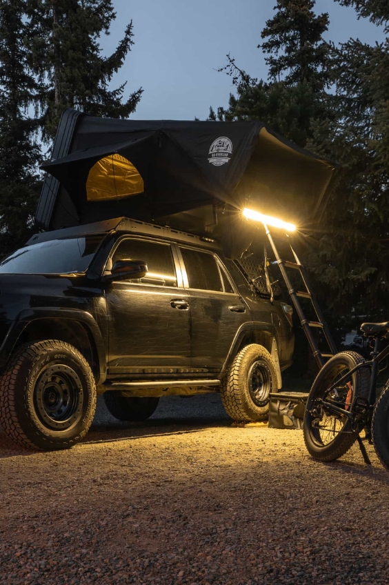 La tienda de techo Expedition XL con las luces LED encendidas