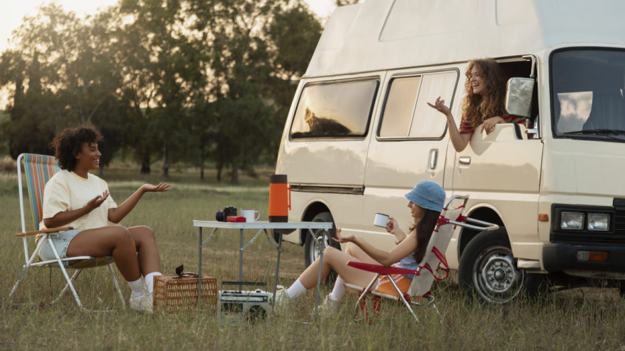 Quels sont les accessoires recommandés pour un voyage en van en été ?